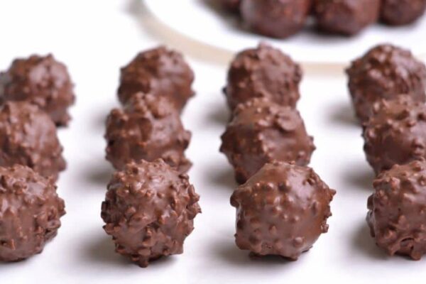 4-Ingredient No-Bake Chocolate Balls, homemade and freshly served