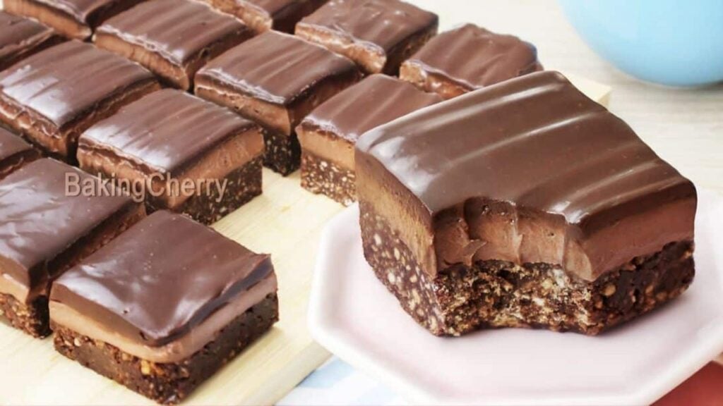 No-Bake Chocolate Cheesecake Biscuit Bars, homemade and freshly served