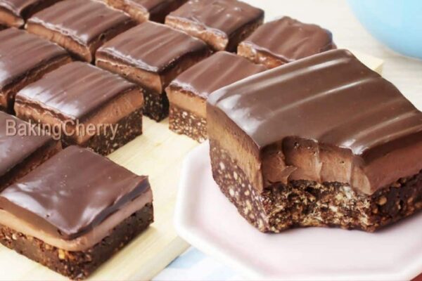 No-Bake Chocolate Cheesecake Biscuit Bars, homemade and freshly served