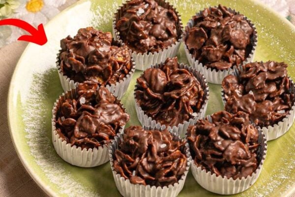 No-Bake Chocolate Clusters, homemade and freshly served