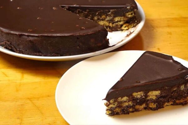 No-Bake Chocolate Crunch Cake, homemade and freshly served