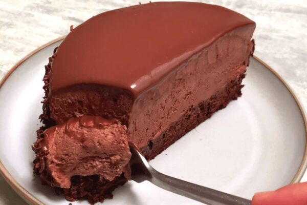 No-Bake Chocolate Mousse Cake, homemade and freshly served