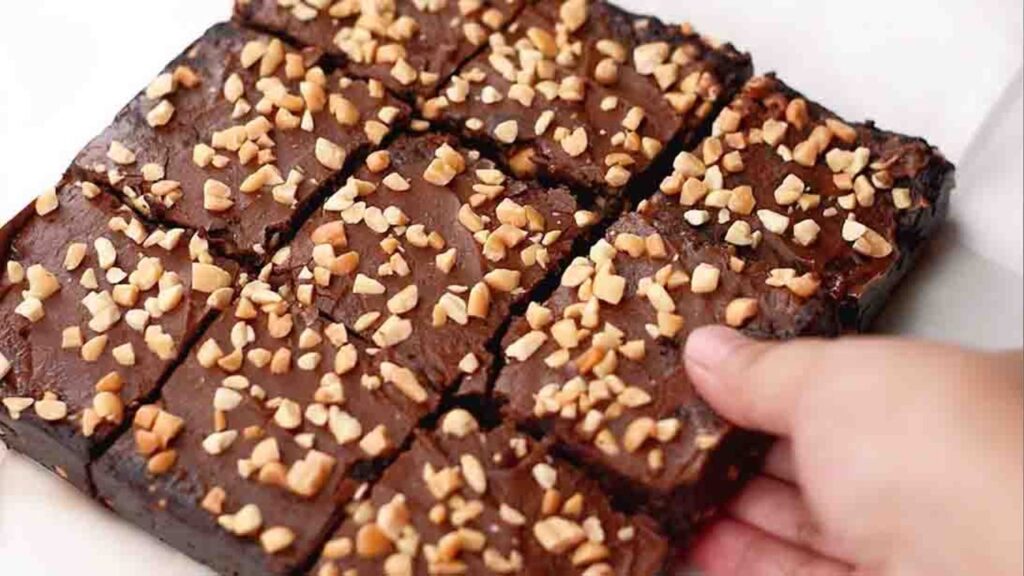 No-Bake 10-Minute Fudgy Brownies, homemade and freshly served