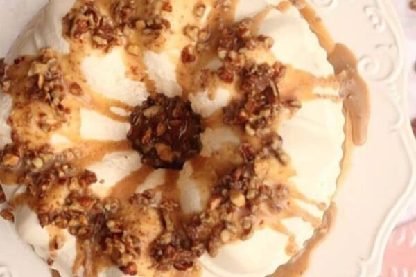 No Bake Praline Cheesecake, homemade and freshly served
