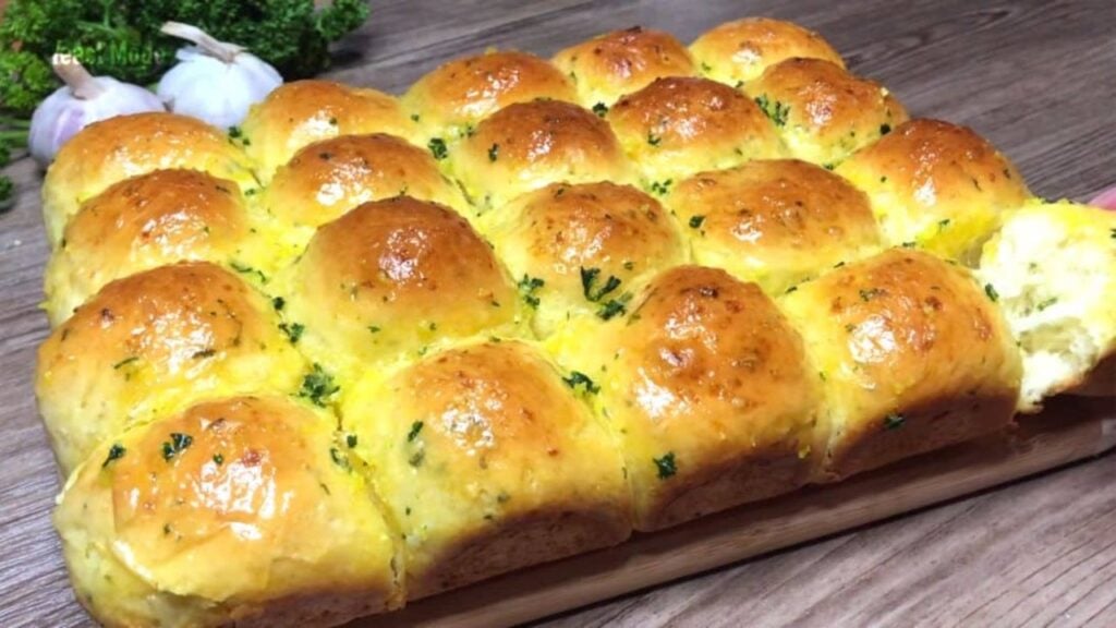 No-Knead Garlic Butter Bread Rolls, homemade and freshly served