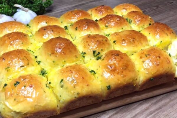 No-Knead Garlic Butter Bread Rolls, homemade and freshly served