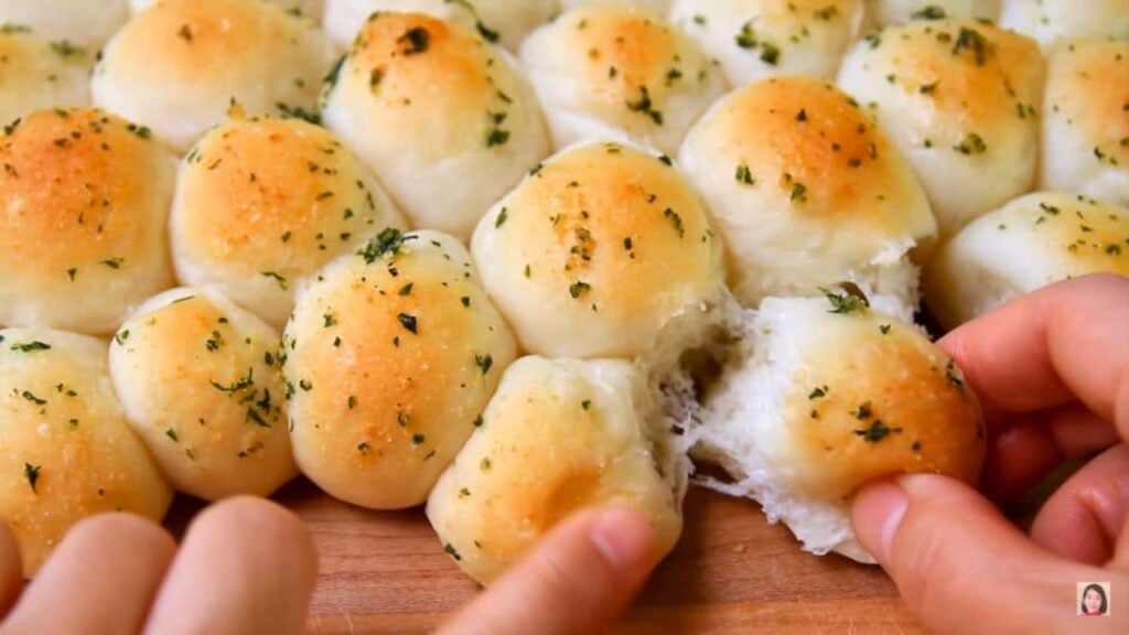 No-Knead Garlic Butter Bubble Bread, homemade and freshly served