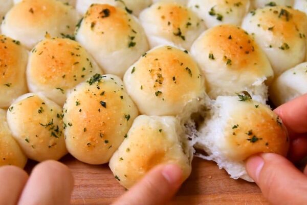 No-Knead Garlic Butter Bubble Bread, homemade and freshly served