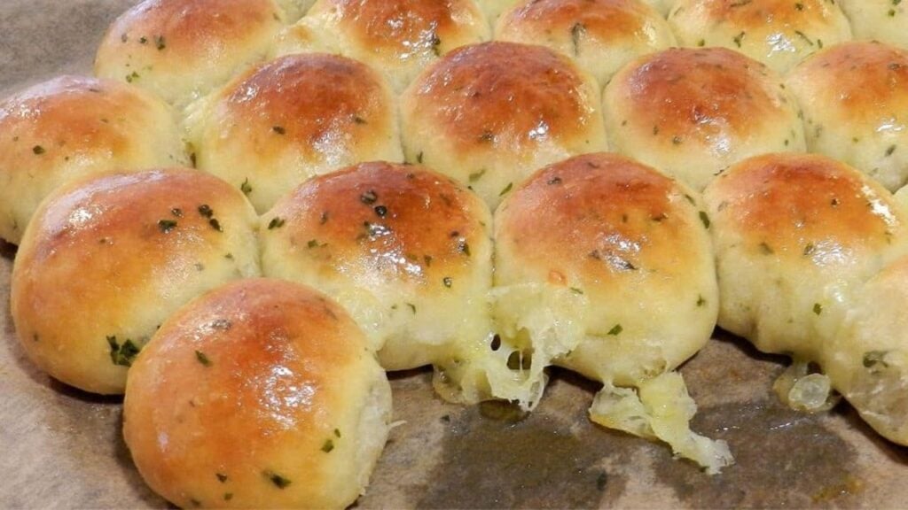 No-Knead Garlic Cheese Bubble Bread, homemade and freshly served