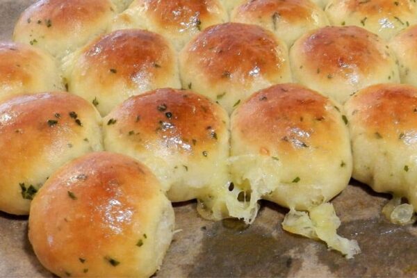 No-Knead Garlic Cheese Bubble Bread, homemade and freshly served