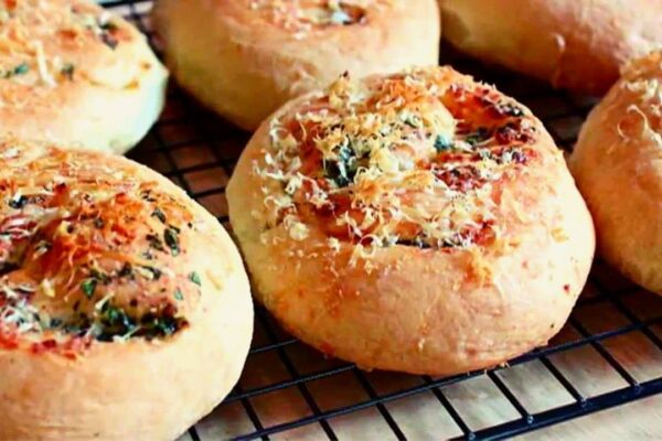No-Knead Garlic Parmesan Dinner Rolls, homemade and freshly served