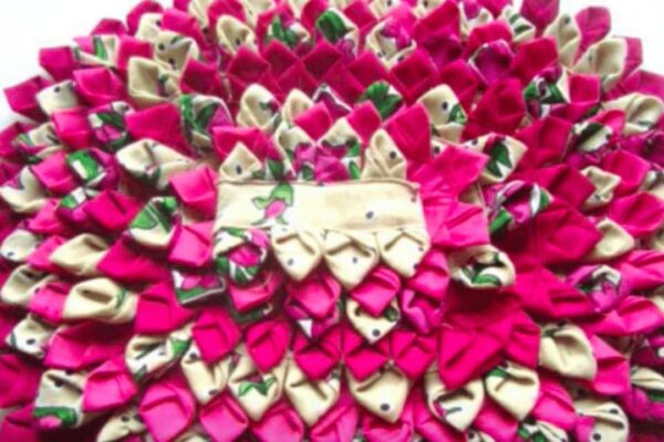 You’ll Simply Have To Have This Amazing Floor Mat She Makes Out Of Old Clothes!