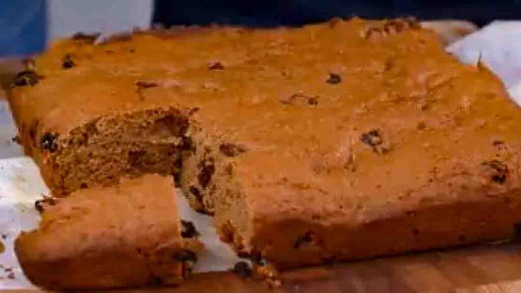 Old-School Apple Sauce Cake, homemade and freshly served