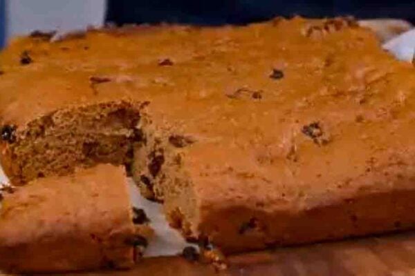 Old-School Apple Sauce Cake, homemade and freshly served