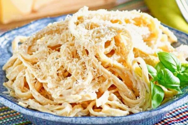 5-Ingredient Olive Garden Alfredo Pasta Copycat, homemade and freshly served