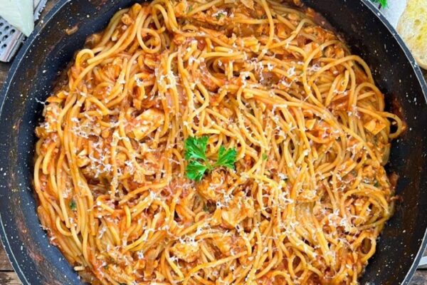 One-Pan Tuna Spaghetti, homemade and freshly served