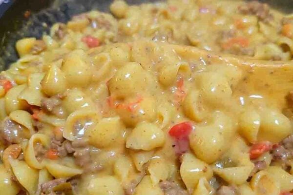 One-Pot Creamy Shells and Beef, homemade and freshly served