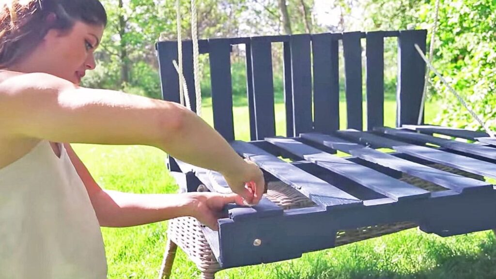 Easy-To-Make Wood Swing Can Be Yours With Just 4 Simple Materials