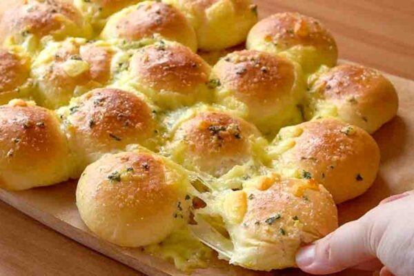 Pull-Apart Cheese Garlic Bread, homemade and freshly served