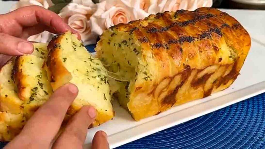 Pull-Apart Cheese Garlic Loaf, homemade and freshly served