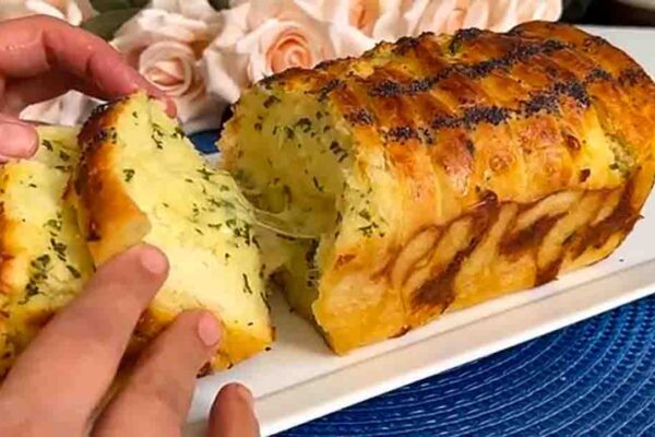 Pull-Apart Cheese Garlic Loaf, homemade and freshly served