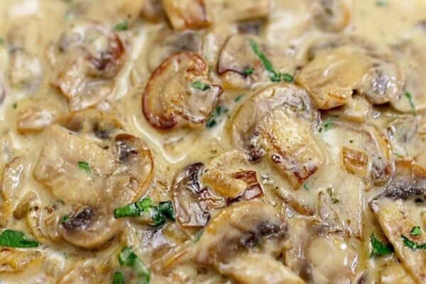 Quick and Easy Creamy Mushroom Sauce, homemade and freshly served