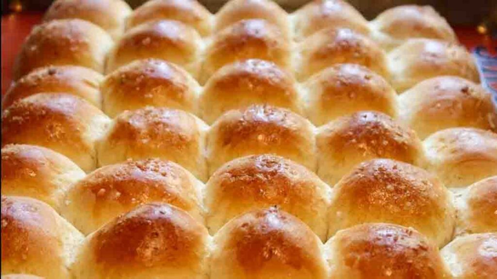 Rosemary and Honey Pull-Apart Dinner Rolls, homemade and freshly served