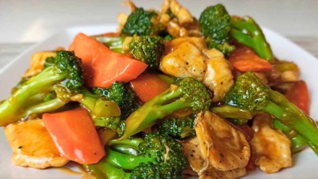 Super Quick Stir-Fry Broccoli and Carrot With Chicken, homemade and freshly served