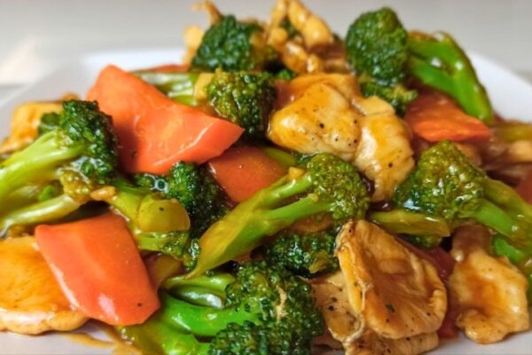 Super Quick Stir-Fry Broccoli and Carrot With Chicken, homemade and freshly served