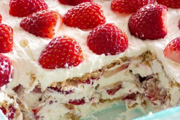 5-Ingredients Strawberry Icebox Cake, homemade and freshly served