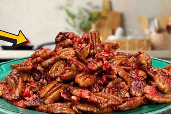 Easy Strawberry Pecans, homemade and freshly served
