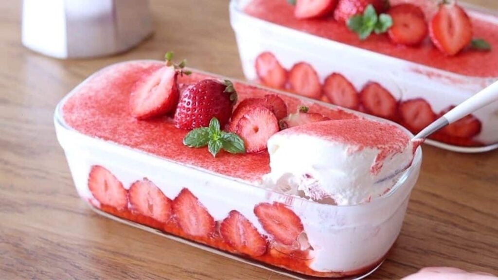 Strawberry Tiramisu in 10 Minutes, homemade and freshly served