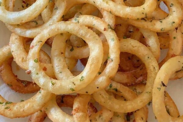 Super Crispy Garlic Potato Rings, homemade and freshly served