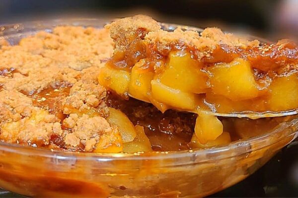 Super Easy Apple Crumble, homemade and freshly served