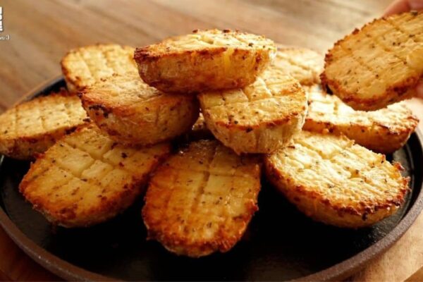 Super Easy Garlic Cheese Butter Potatoes, homemade and freshly served