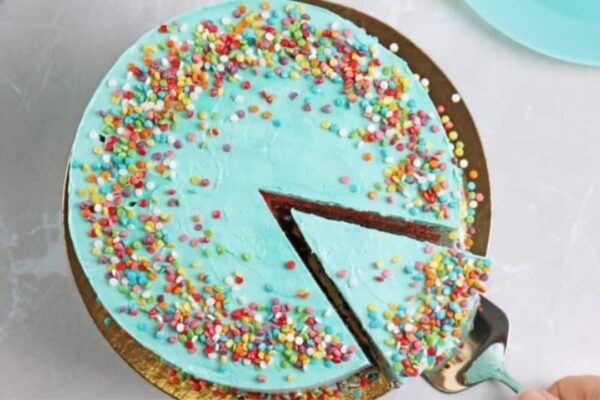 The Right Way to Cut a Cake, homemade and freshly served