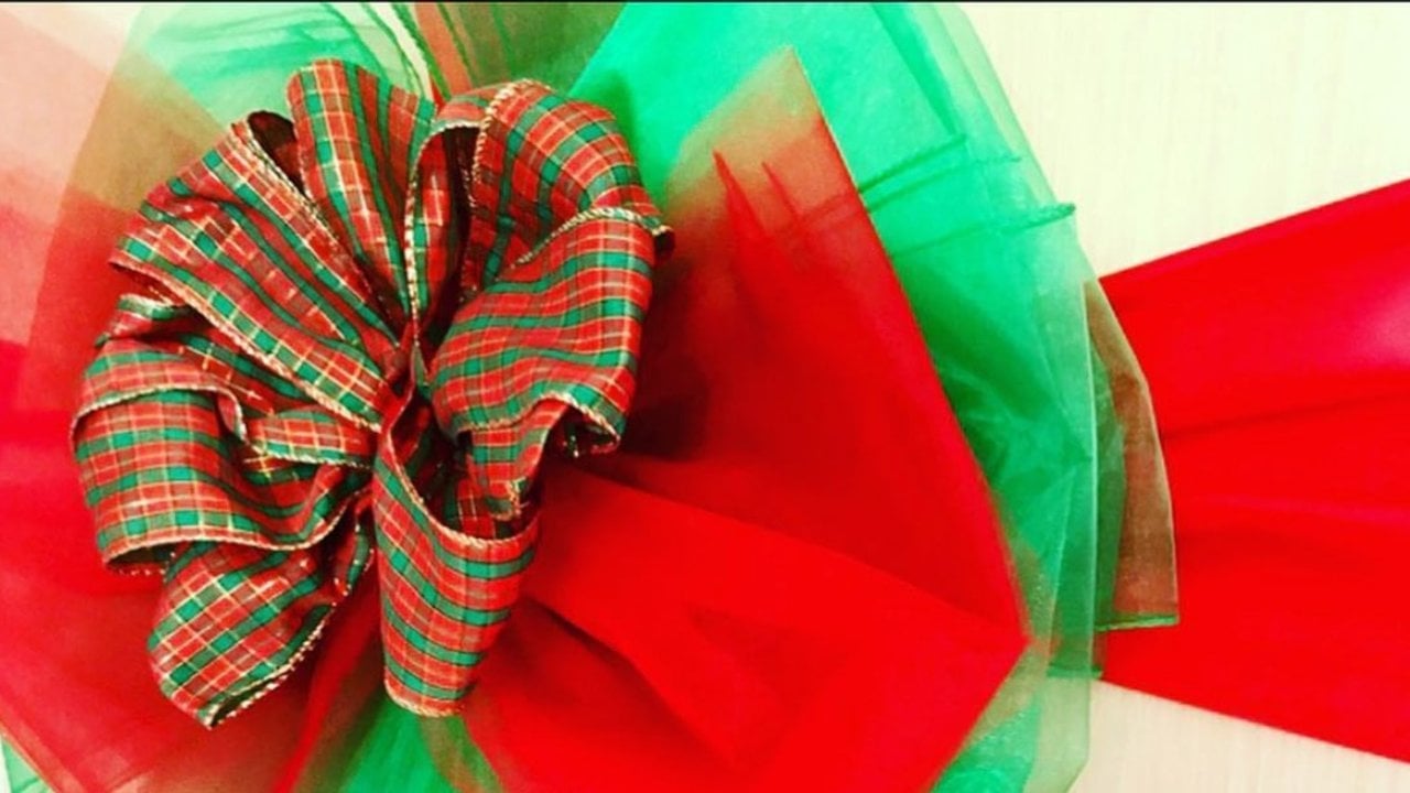 Seven easy Christmas bows tied by hand with no bow maker gadget required for a gorgeous finished topper