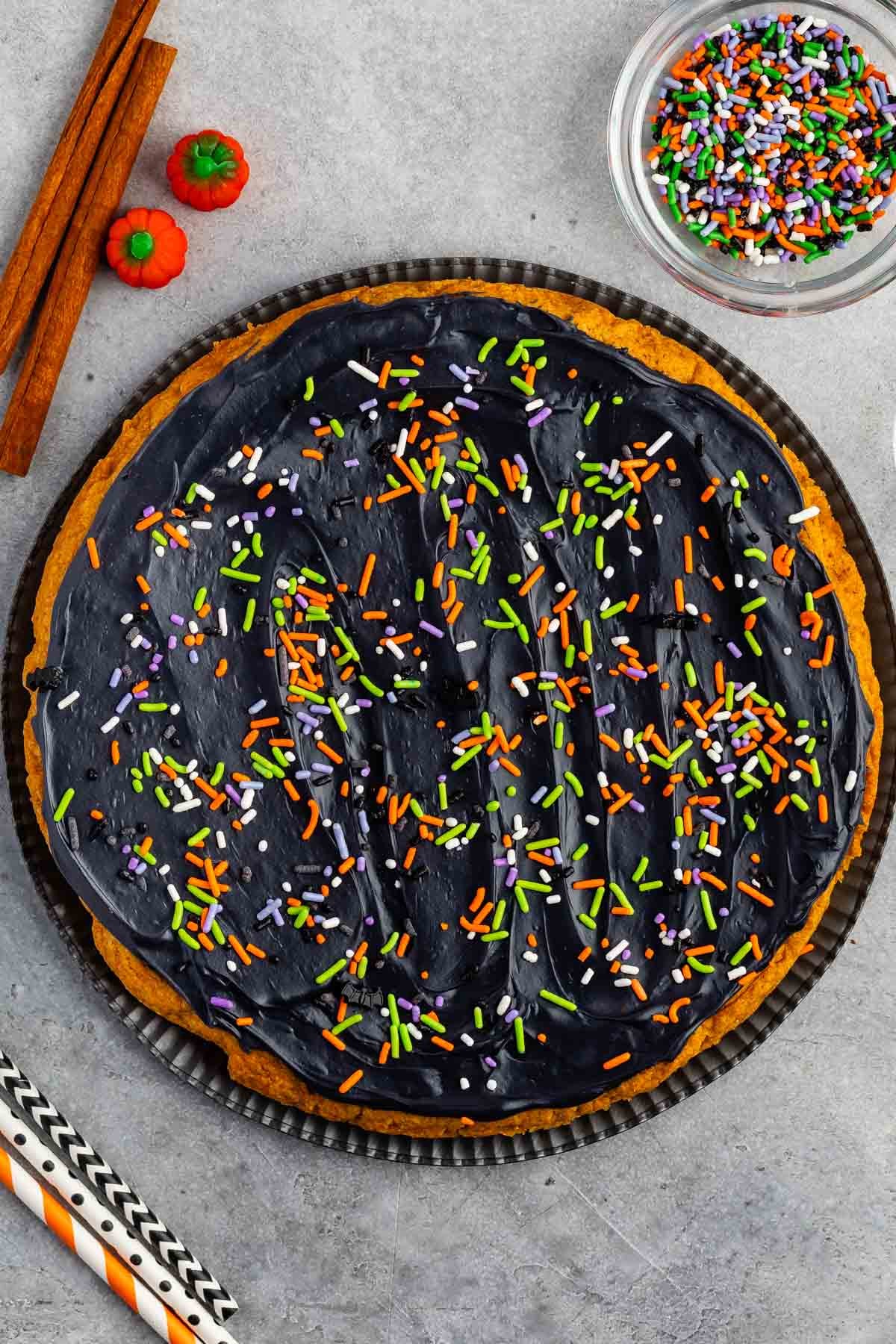 Spooky cookie tutorial, festive homemade sweet and easy decorating tutorial, focused on Halloween pumpkin cookie cake