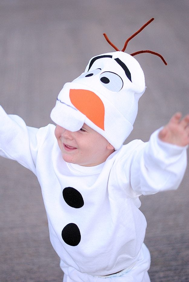 Last minute DIY Halloween costumes - no-sew Olaf snowman costume, an easy step-by-step tutorial for toddlers