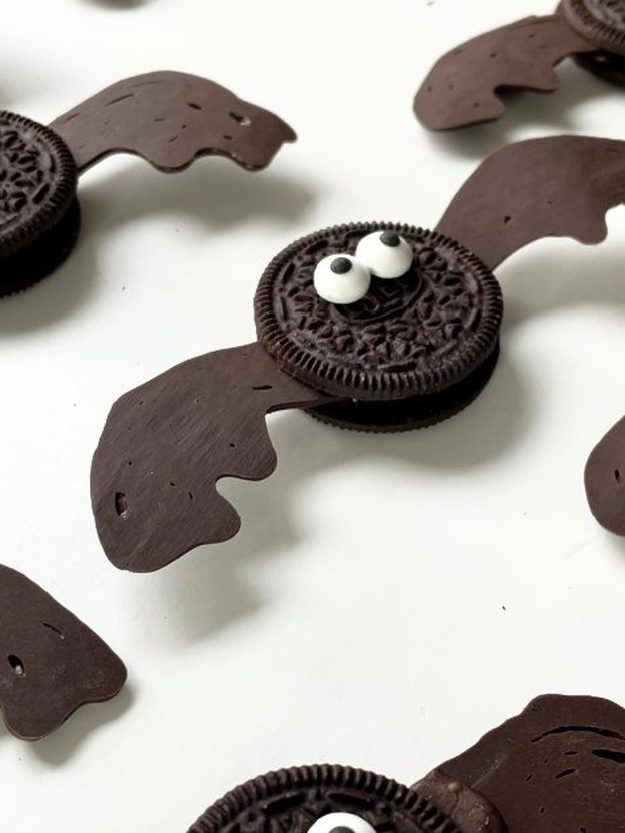 Homemade Halloween treat, simple make-ahead option and easy recipe inspiration, featuring Halloween oreo bats